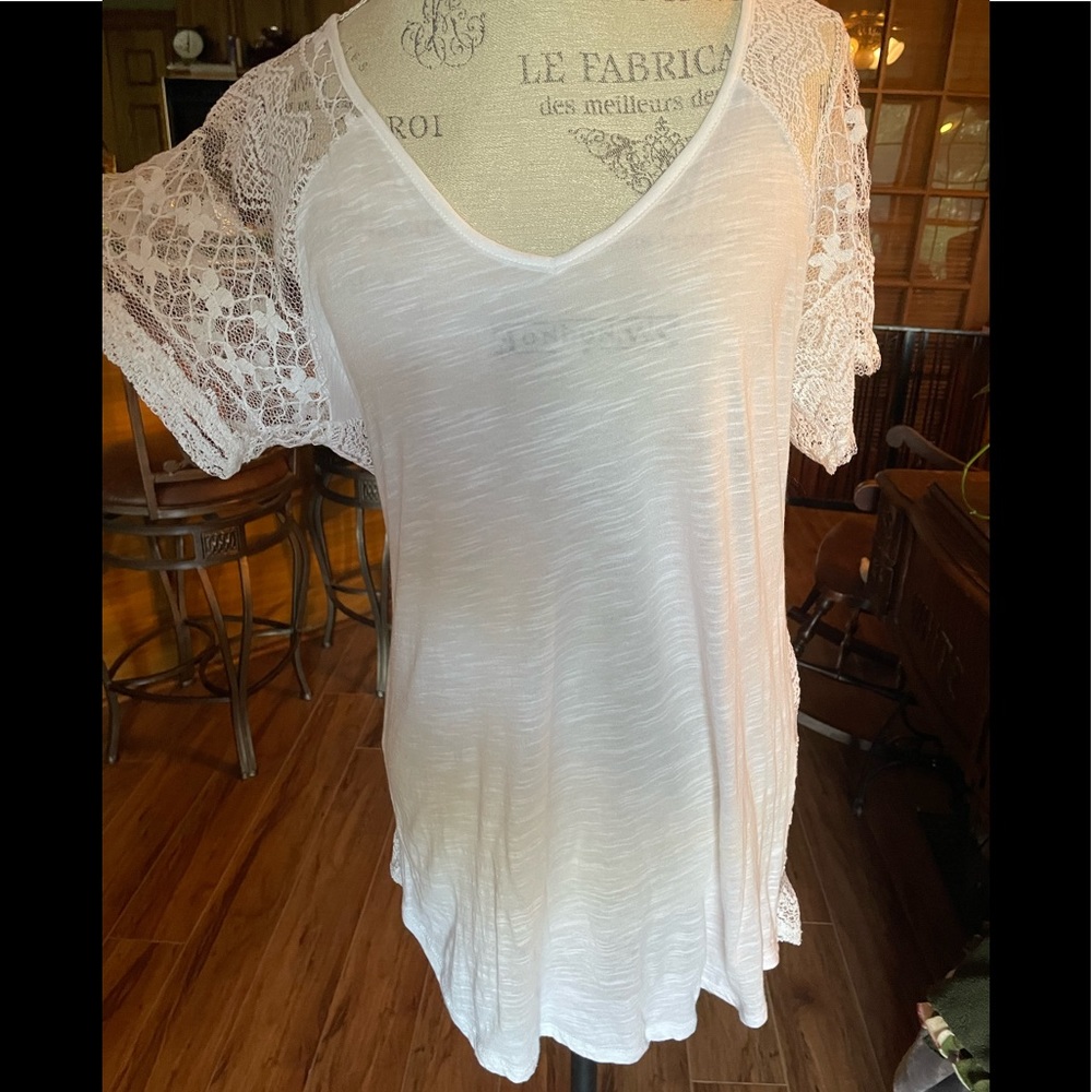 Ladies White lacy top size XL